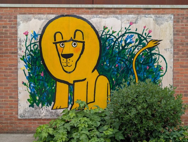 Mural of a lion by Ed Vere