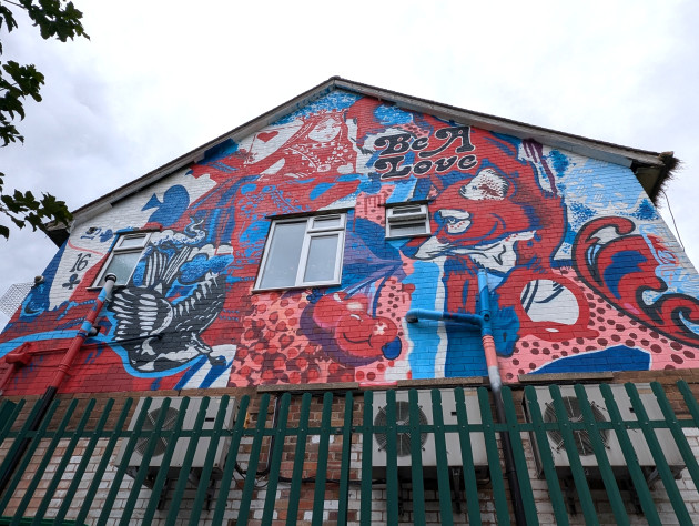 Wall mural featuring the queen of hearts playing card and the words 'Be a love'